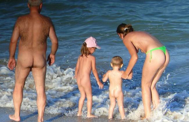 Photo nudism sea [Summer vacation naked]